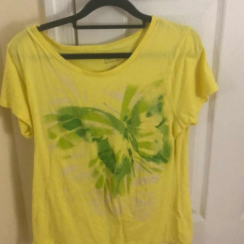 A yellow shirt.